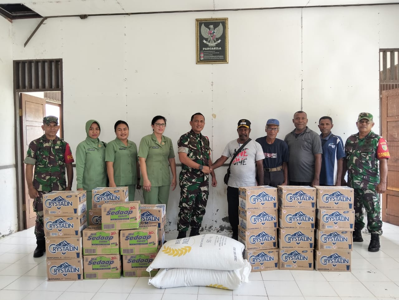 Aksi Peduli, Dandim 1705/Nabire Berikan Bantuan Sosial Kepada Korban Abrasi di Kampung Waroki