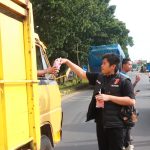 Jelang Berbuka, Sat Reskrim Polres Lampung Timur Bagikan Takjil Kepada Pengendara