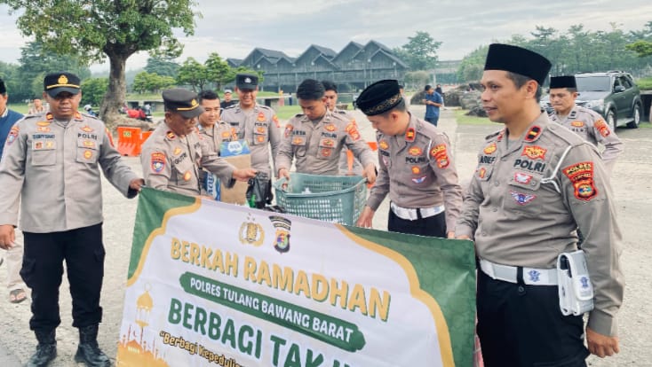 Wakapolres Tulang Bawang Barat Dalam Semarak Ramadhan 1446 H Berbagi Takjil gratis Disambut Antusias Masyarakat Pengendara