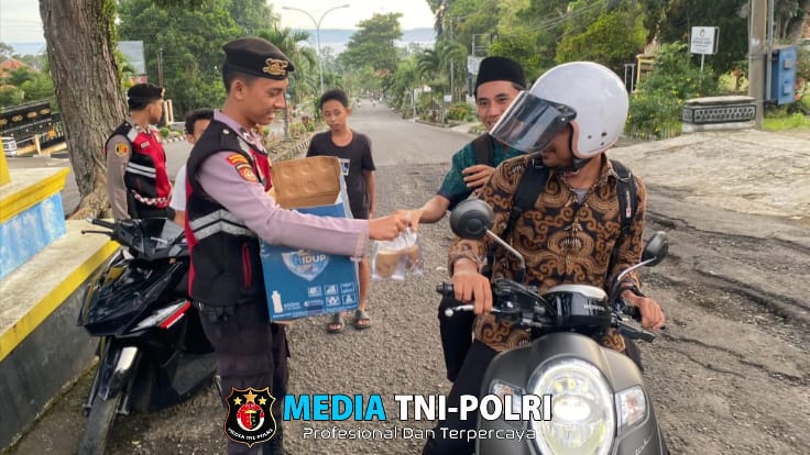 Sat Samapta Polres Tanggamus Bagikan Takjil, Wujud Kepedulian di Bulan Ramadan
