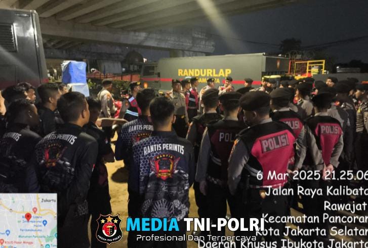 Dirikan Dapur Lapangan, Polri Bagikan 500 Porsi Makanan untuk Korban Banjir Rawajati