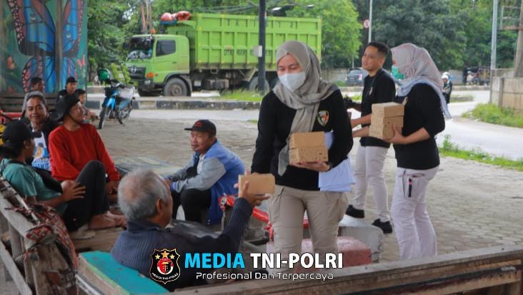 Berbagai Takjil, Cara Polwan Ditreskrimum Polda Lampung Pererat Hubungan dengan Masyarakat