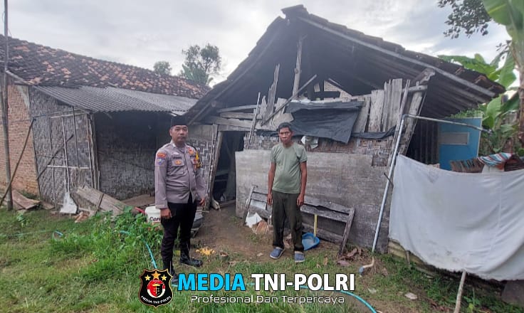 Baksos Ramadhan Bhabinkamtibmas: Bripka Leonardo dan Linmas Sukanegara Bedah Rumah Warga