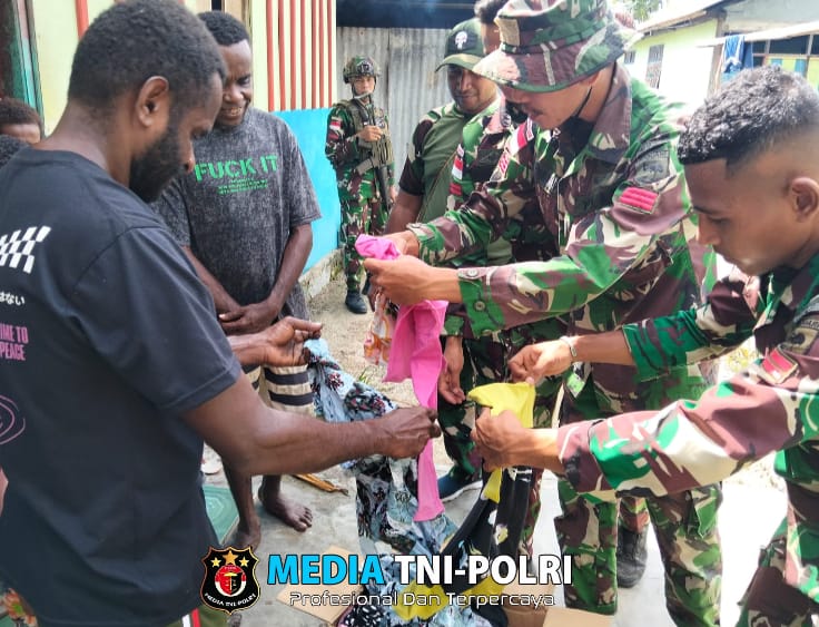Satgas Yonif 762/VYS, Bagikan Bantuan Baju Layak Pakai Kepada Masyarakat