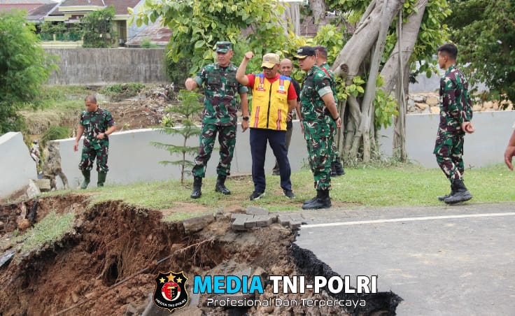 TNI AD Respon Cepat Buka Akses Jalan, Bangun Jembatan di Kemang Pratama