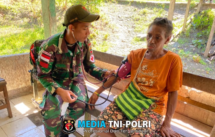 Satgas Yonif 131/BRS Berikan Pelayanan Kesehatan Bagi Masyarakat di Perbatasan Papua