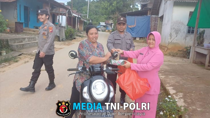 Polsek Meranti Membagikan Takjil di Dusun Meranti Hulu Desa Meranti
