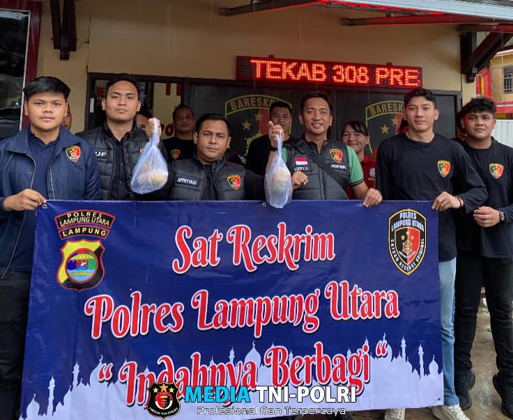 Satuan Reskrim Polres Lampung Utara Bagikan Takjil Gratis pada Pengguna Jalan
