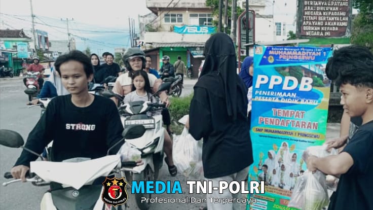 Tingkatkan Kepedulian di Bulan Ramadan, Siswa SMP Muhammadiyah Pringsewu Bagikan Takjil