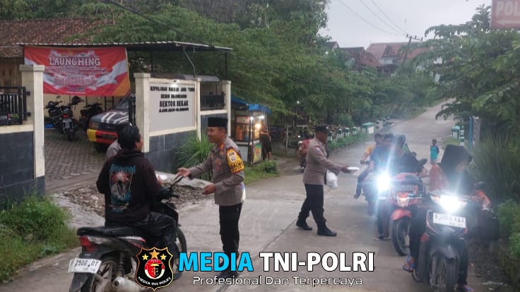 Di Bulan Penuh Berkah Ini Kapolsek Sekar Beserta Anggota Berbagi Takjil Untuk Pengendara Jalan