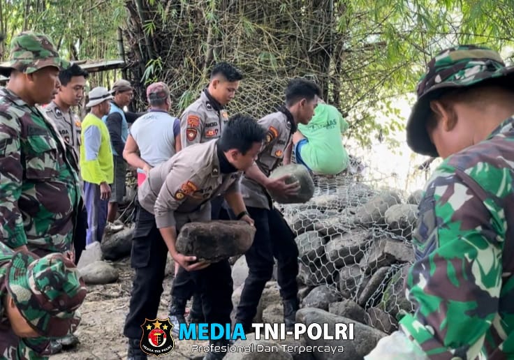 Bersama TNI-Polri, Warga Kecamatan Gondang Gotong Royong Bersihkan Lumpur Pasca Banjir Bandang