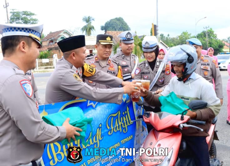 Berkah Ramadhan, Kapolres Lampung Tengah Bagikan Takjil Gratis Untuk Masyarakat