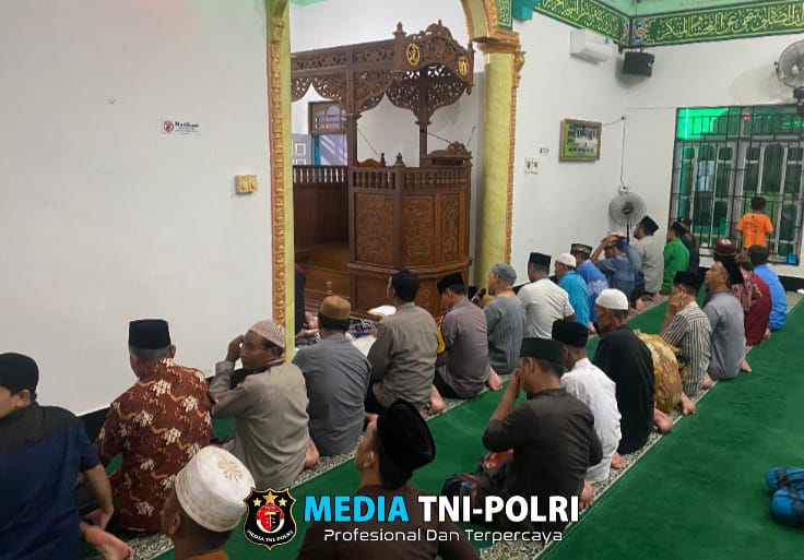 Tingkatkan Keimanan di Bulan Ramadhan, Kapolres Landak Sholat Tarawih Bersama Warga