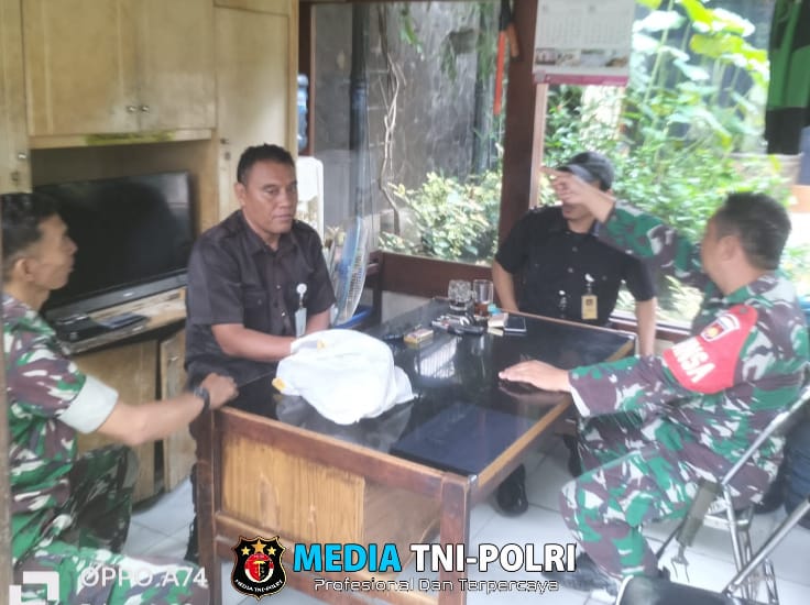 Babinsa Kemlayan Selipkan Himbauan Keamanan Lingkungan Pada Security