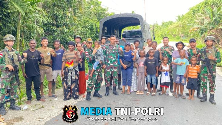 Manunggal dengan Masyarakat, Satgas Yonif 131/Brajasakti Laksanakan Karya Bhakti Pembersihan Kampung di Perbatasan Papua