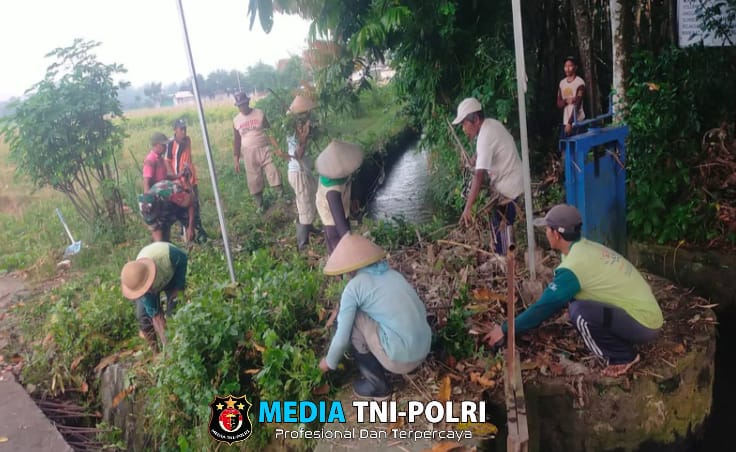 Bersama Warga, Babinsa Gogodeso Gotong Royong Bersihkan Lingkungan Dan Saluran Air