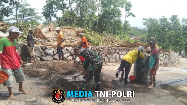 Agar Tidak Longsor, Babinsa Bersama Warga Laksanakan Kerja Bakti Pembuatan Tanggul