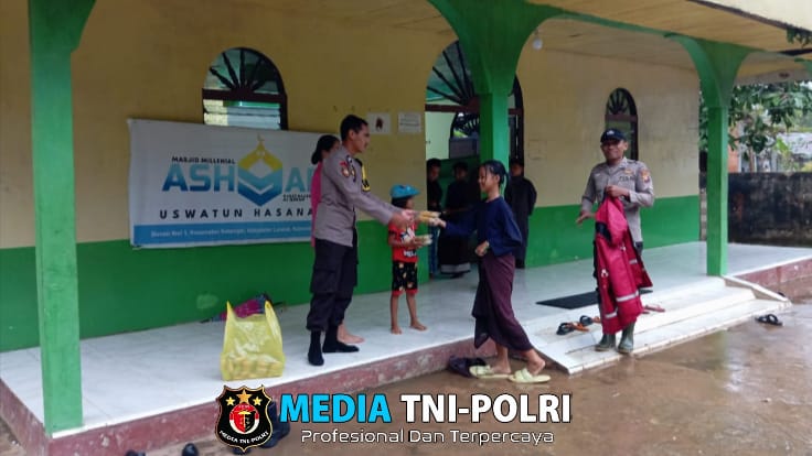 Berbagi Berkah Ramadhan, Polsek Sebangki Bagikan Takjil kepada Santri dan Tokoh Masyarakat