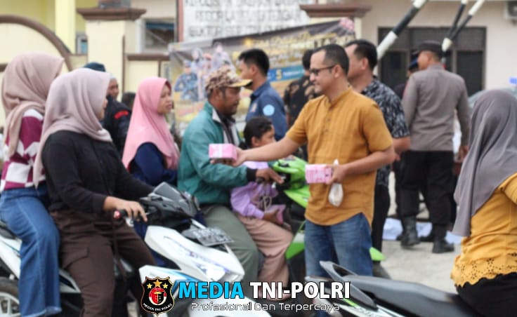 Jelang Buka Puasa, Kapolsek Seputih Surabaya Berbagi Takjil Gratis Untuk Masyarakat