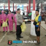 Kapolsek Ngabang Bersama Ibu-ibu Bhayangkari Bagi-bagi Takjil untuk Warga Ngabang