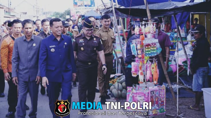 Pantau Ketersediaan Bahan Pokok Selama Ramadan, Bupati Pringsewu Hi.Rianto Pamungkas Tinjau Pasar Banyumas