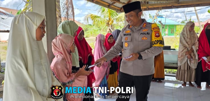 Kapolres Kubu Raya Safari Ramadhan ke Pondok Pesantren, Bagikan Bansos untuk Santri