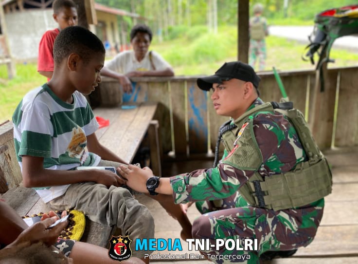 Satgas Yonif 131/BRS Anjangsana dan Berikan Pelayanan Kesehatan di Kampung Wembi Papua