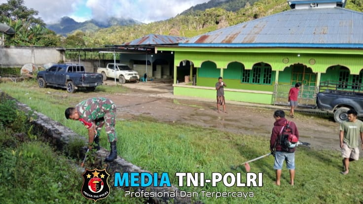 Semangat Gotong Royong Babinsa Mapia dan Pemuda Masjid dalam Pembersihan Lingkungan Masjid Al.Muhajirin