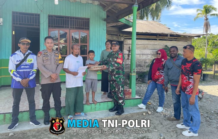 Bersama Komunitas Motor CB Nabire Babinsa Kwatisore dan Bhabinkamtibmas Melaksanakan Pendampingan Pembagian Bantuan Sosial Kepala Masyarakat Lampung Wami Jaya