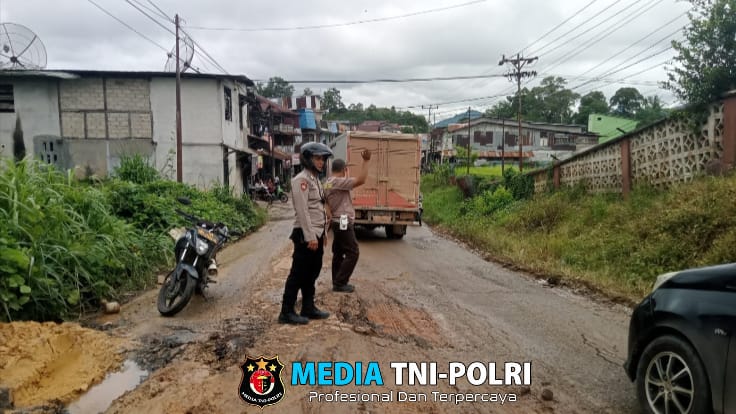 Polisi Bantu Kelancaran Lalu Lintas di Jalan Rusak, Warga Apresiasi