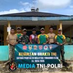 Satgas Pamtas Yonarmed 11 Kostrad Bersama TDM dan Warga Gotong Royong Bersihkan Masjid Al-Ikhlas di Perbatasan