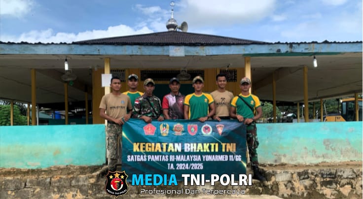 Satgas Pamtas Yonarmed 11 Kostrad Bersama TDM dan Warga Gotong Royong Bersihkan Masjid Al-Ikhlas di Perbatasan