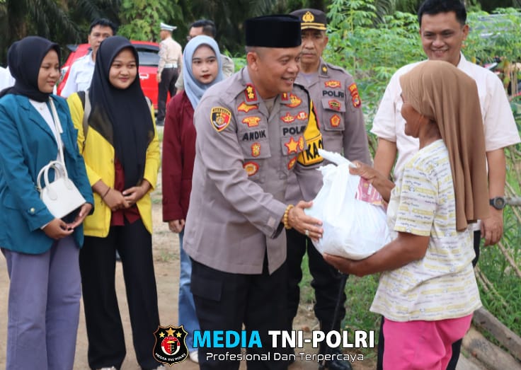 Ramadhan Penuh Berkah, Kapolres Lampung Tengah Bersama Mahasiswa Berikan Bantuan Sosial Untuk Masyarakat Membutuhkan