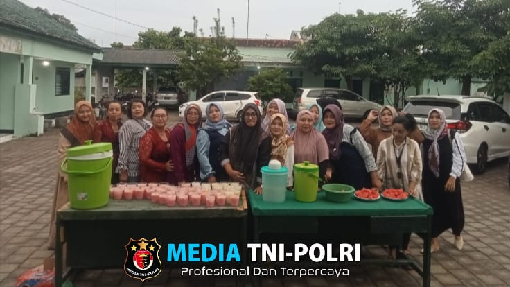 Safari Ramadhan: Persit Kartika Chandra Kirana Ranting 18 Koramil 17 Muncar Gelar Bagi Takjil dan Buka Bersama