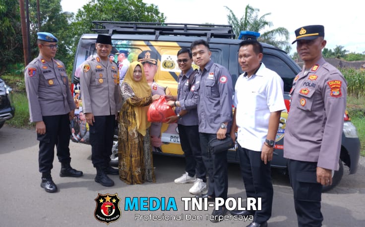 Ramadhan Berkah, Gandeng Mahasiswa Kapolres Lampung Utara Bagikan Bansos Kepada Warga