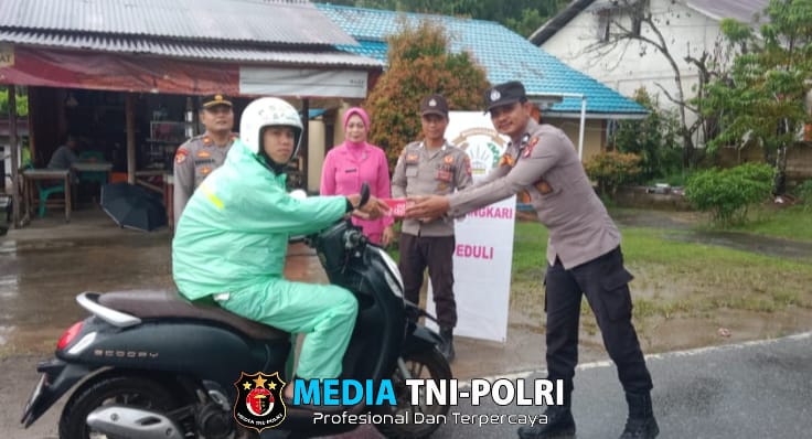 Ramadhan Berkah, Polsek Menjalin Bagikan Takjil Kepada Masyarakat