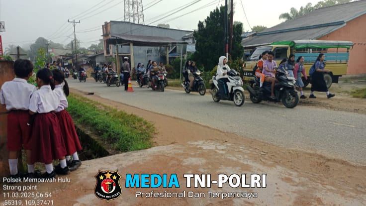 Bentuk Pelayanan Kepada Masyarakat, Polsek Mempawah Hulu Laksanakan Pengaturan Lalu Lintas