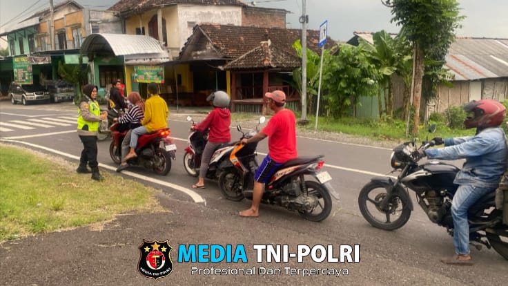 Polsek Temayang Berbagi Takjil untuk Pengguna Jalan di Bulan Ramadan