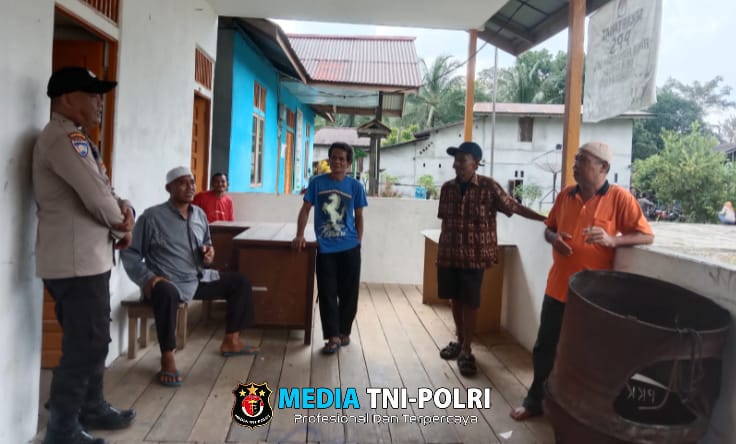 Bhabinkamtibmas Polsek Air Besar Sambangi Masyarakat Desa Temoyok