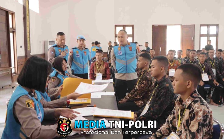 Kapolres Tulang Bawang Barat Tinjau langsung Seleksi Administrasi Awal Penerimaan Peserta Calon Anggota Polri