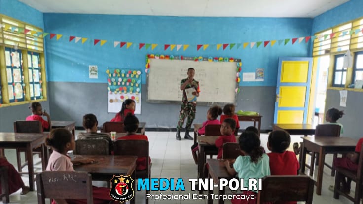 Babinsa Koramil 1705-02/Napan Memberikan Wawasan Kebangsaan Terhadap Siswa-siswi SDN Inpres Kampung Waenami