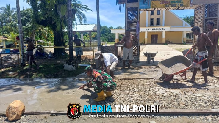 Babinsa Koramil 1705-03/Kwatisore Melaksanakan Gotong Royong Pengecoran Jalan di Kampung Akudiomi Wilayah Binaan