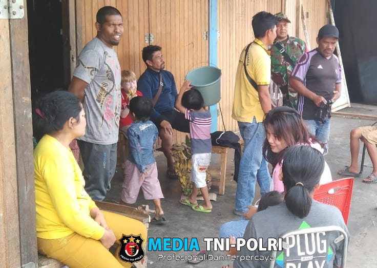 Babinsa Koramil 1705-04/Moanemani Melaksanakan Kegiatan Komunikasi Sosial (KOMSOS) di Pasar Lama Desa Ikebo