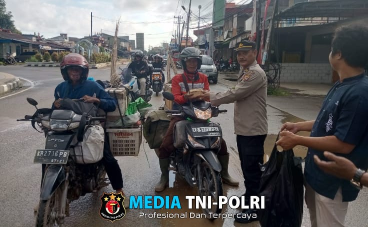 Polsek Singkawang Selatan Bagikan Takjil untuk Warga di Bulan Suci Ramadhan