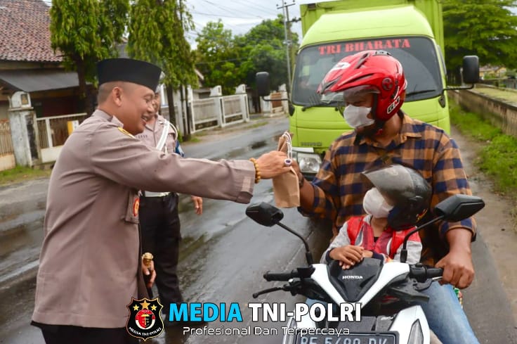 Gandeng Ormas, Kapolres Lampung Tengah Bagi-Bagi Takjil Gratis Untuk Masyarakat Jelang Buka Puasa