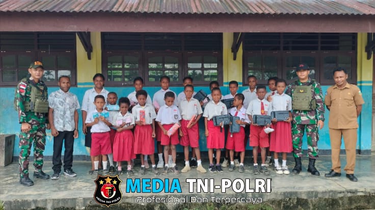 Peduli Pendidikan Anak-Anak di Papua, Satgas Yonif 131/BRS Bagikan Tas dan Alat Tulis di SD Impres Kampung Ampas