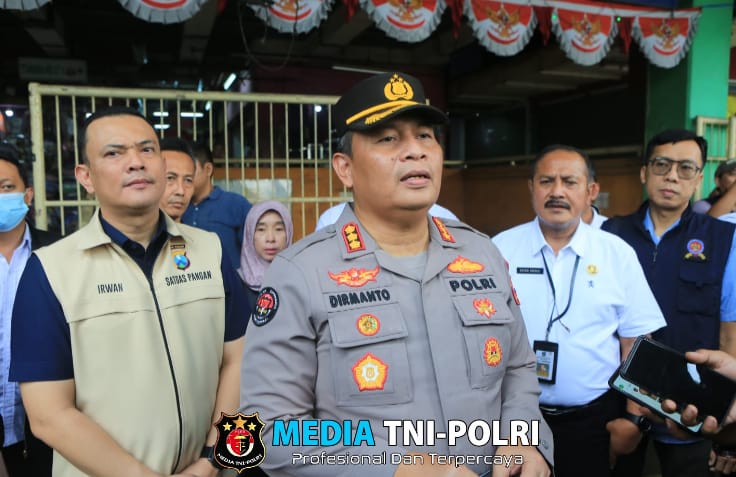 Tim Satgas Pangan Polda Jatim Sidak Pasar Wonokromo,Temukan Kecurangan Volume Minyak Goreng