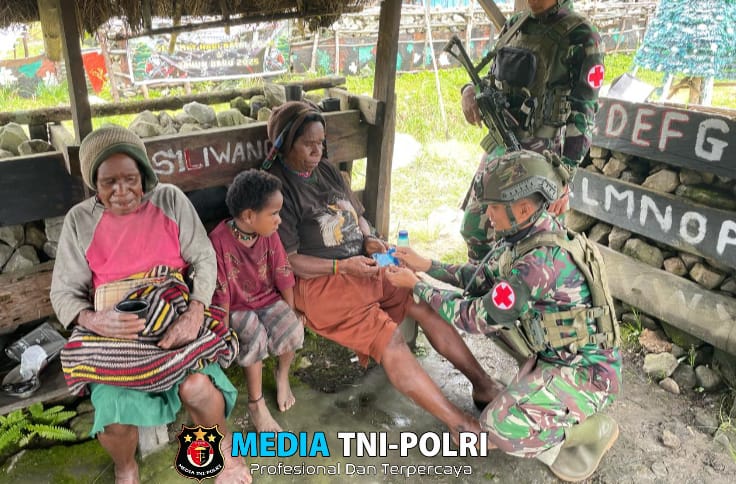 Tidak Memiliki Kendaraan, Warga Berobat di Pos Sinak Bandara Satgas Yonif 700