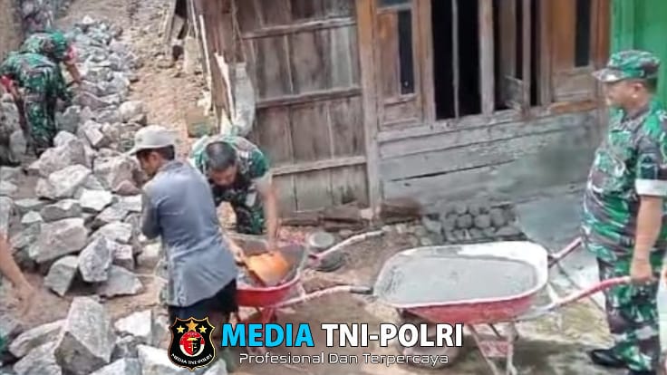 Babinsa Bantu Garap Pembangunan Talud Penahan Tanah