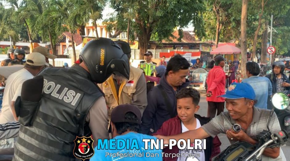 Polisi Peduli, Jelang Berbuka Puasa Polrestabes Surabaya Patroli Sambil Berbagi